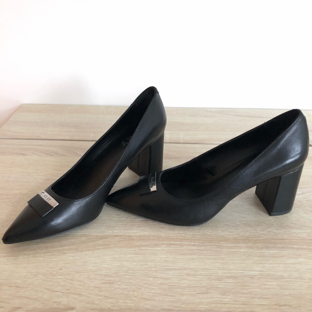 NWOB DKNY Black leather block heel pumps size 7